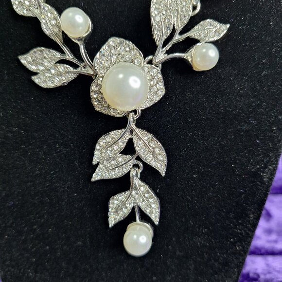 “Island Grace” Pearl & Leaf Necklace Set – Silver Tone with Rhinestones 📝 Descr - Picture 2 of 4